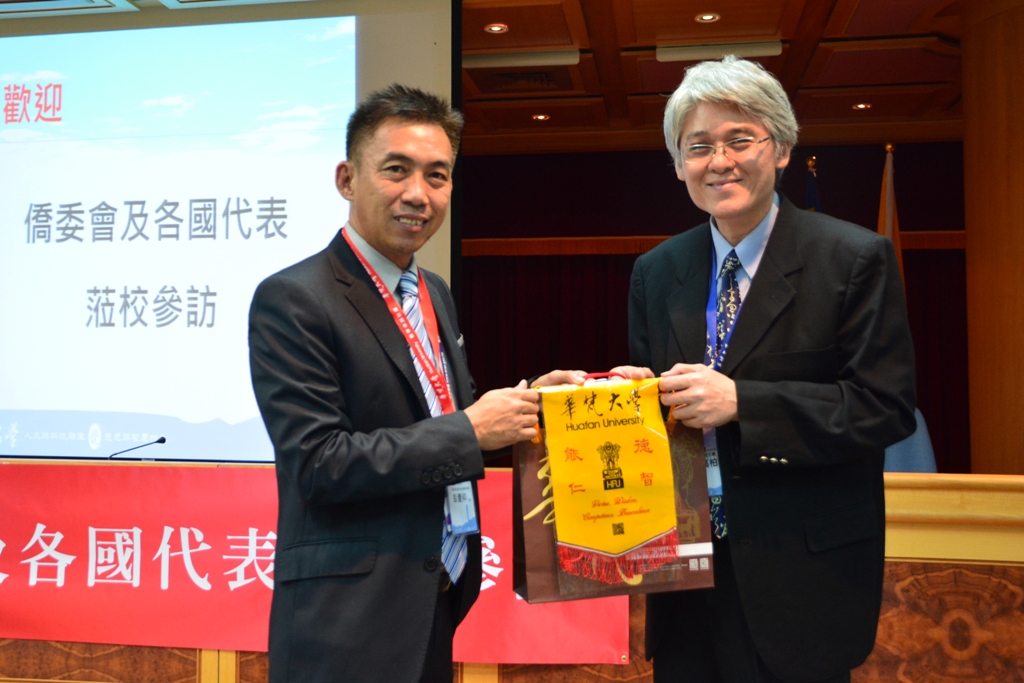 亞洲9國華文學校代表團蒞臨華梵參訪