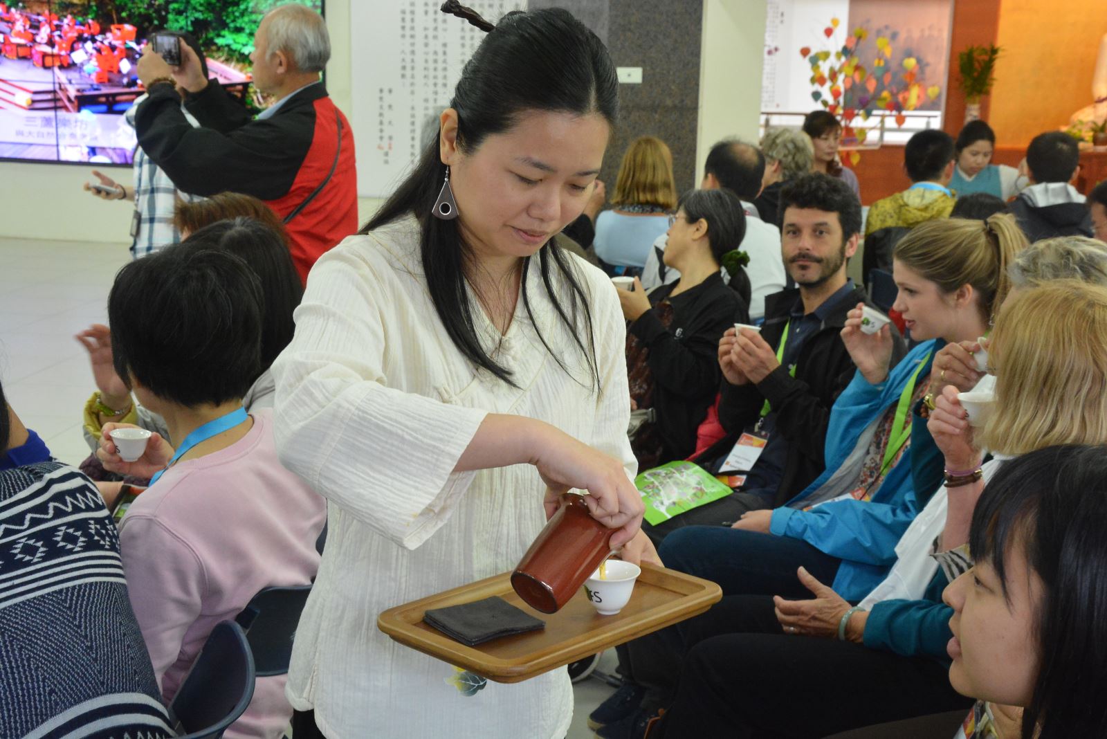 螢火蟲國際專家學者 體驗華梵「生態茶席文化之旅」